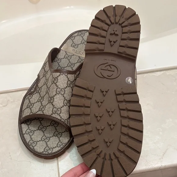 Gucci slide sandals coated canvas - great condition! - Picture 2 of 5